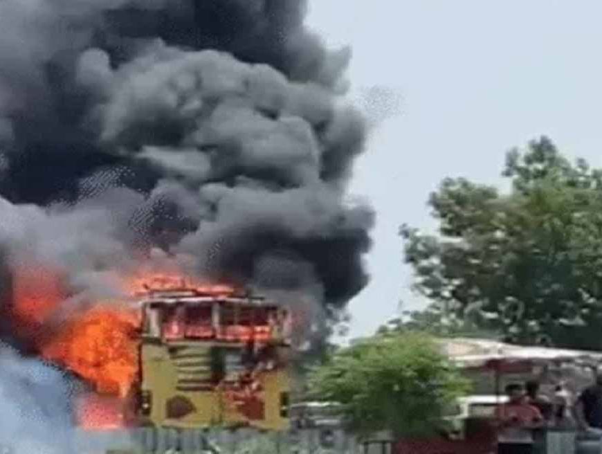 लुधियाना में चलती बस में लगी भीषण आग, 80 यात्रियों में मची चीख-पुकार