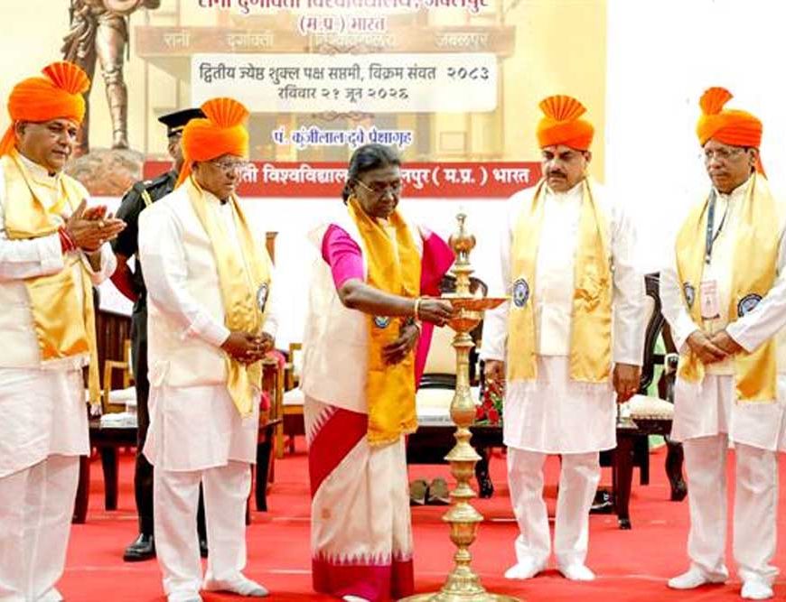 भारतीय संस्कृति, परंपरा और भाषाओं के प्रति सम्मान का भाव विकसित करना विश्वविद्यालयों की महत्वपूर्ण जिम्मेदारी : राष्ट्रपति मुर्मु