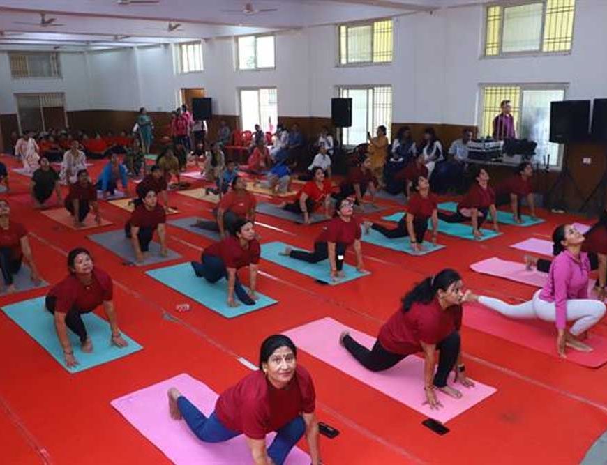 अंतर्राष्ट्रीय योग दिवस पर पुलिस परिवार ने किया सामूहिक योगाभ्यास