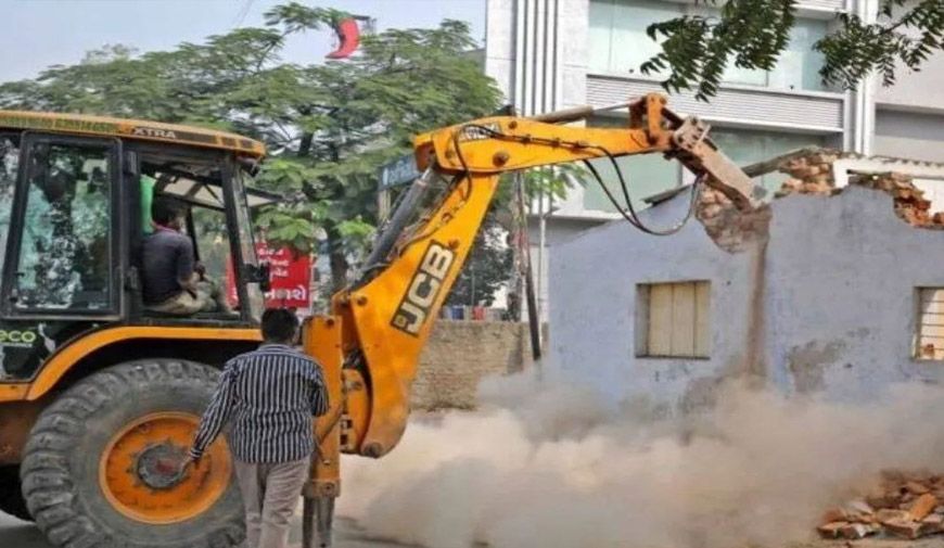 सुबह-सुबह सपा कार्यालय पर गरजा बुलडोजर, 21 साल पुरानी इमारत हुई जमींदोज