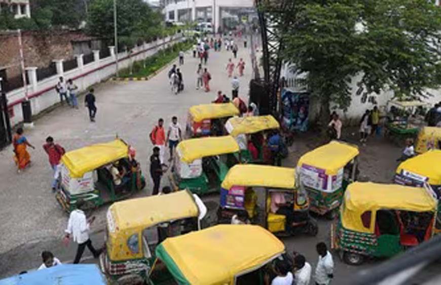 पटना में ऑटो-ई-रिक्शा चालकों की मनमानी, बिना आदेश बढ़ाया किराया; कार्रवाई की तैयारी