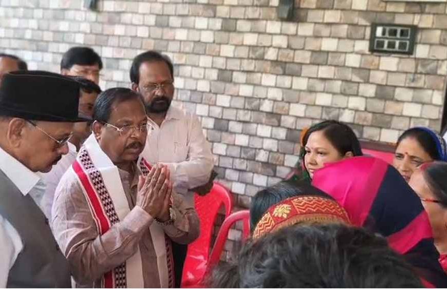 कोरिया नौगई हत्याकांड: पीड़ित परिवारों से मिले मंत्री नेताम, CBI जांच और बुलडोजर कार्रवाई की उठी मांग