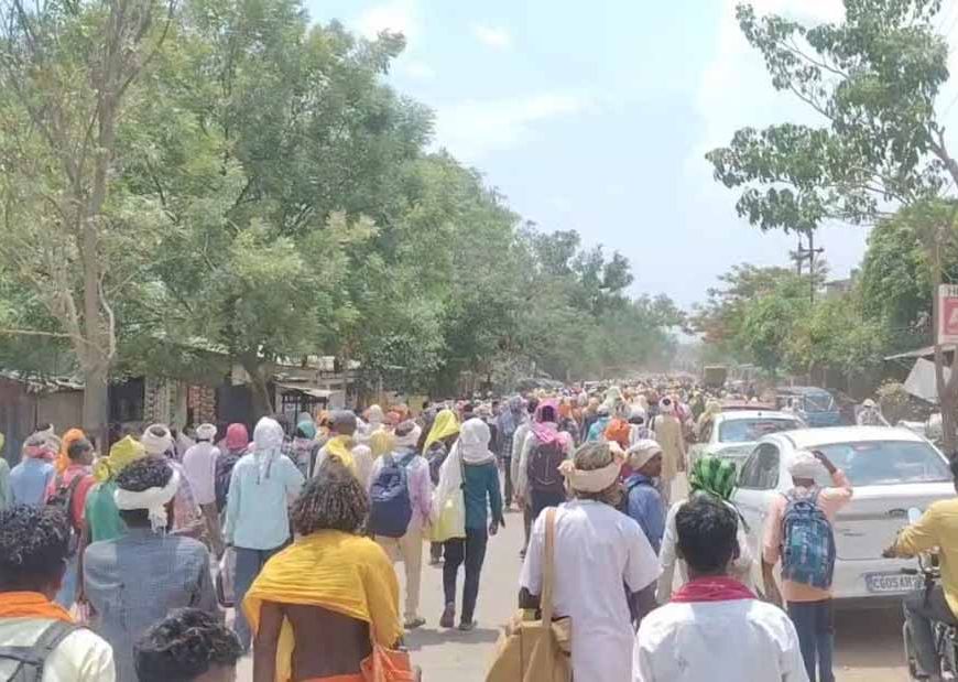स्वास्थ्य, सड़क और बिजली की मांग को लेकर कलेक्ट्रेट पहुंचे 52 गांवों के आदिवासी और कांग्रेसी