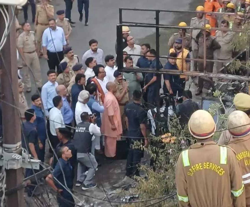 लखनऊ अग्निकांड पर सख्त हुए CM योगी, अफसरों की लगाई क्लास; लापरवाही पर होगा बड़ा एक्शन!