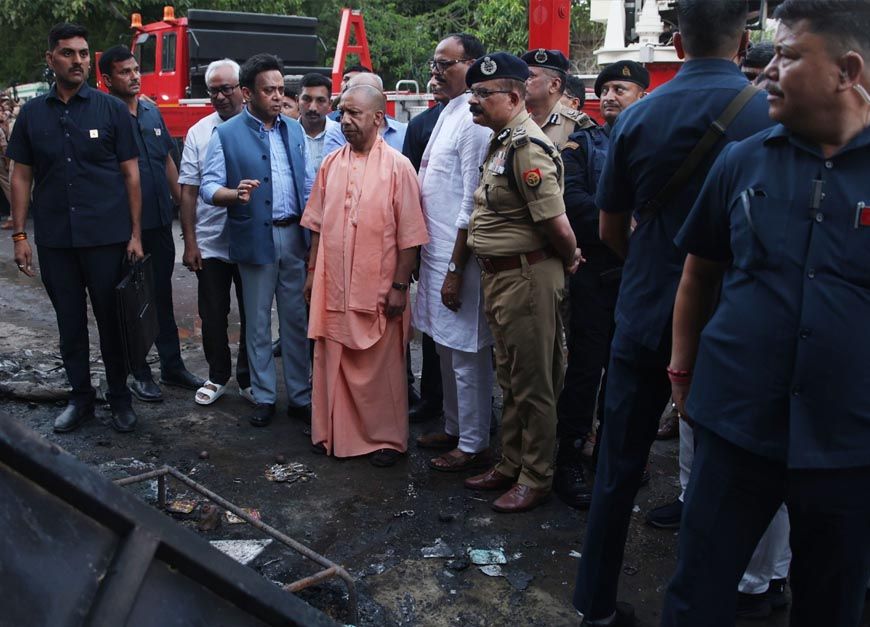 अलीगढ़ से सीधे अग्निकांड स्थल पहुंचे मुख्यमंत्री योगी