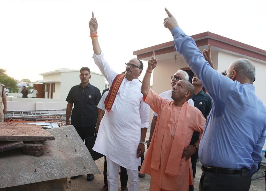 अलीगढ़ से सीधे घटनास्थल और अस्पताल पहुंचे सीएम योगी, हाईलेवल मीटिंग के बाद ताबड़तोड़ एक्शन