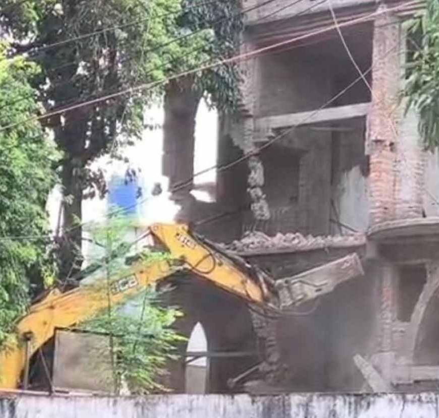 रायपुर के सेंट पॉल स्कूल परिसर में चला बुलडोजर, सामुदायिक भवन की आड़ में चर्च निर्माण का आरोप