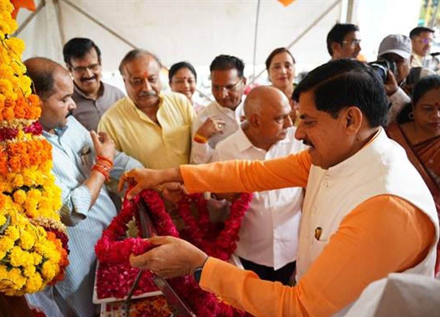 मुख्यमंत्री डॉ. यादव ने डॉ. श्यामा प्रसाद मुखर्जी के बलिदान दिवस पर उनकी प्रतिमा पर पुष्पांजलि अर्पित कर श्रद्धांजलि दी