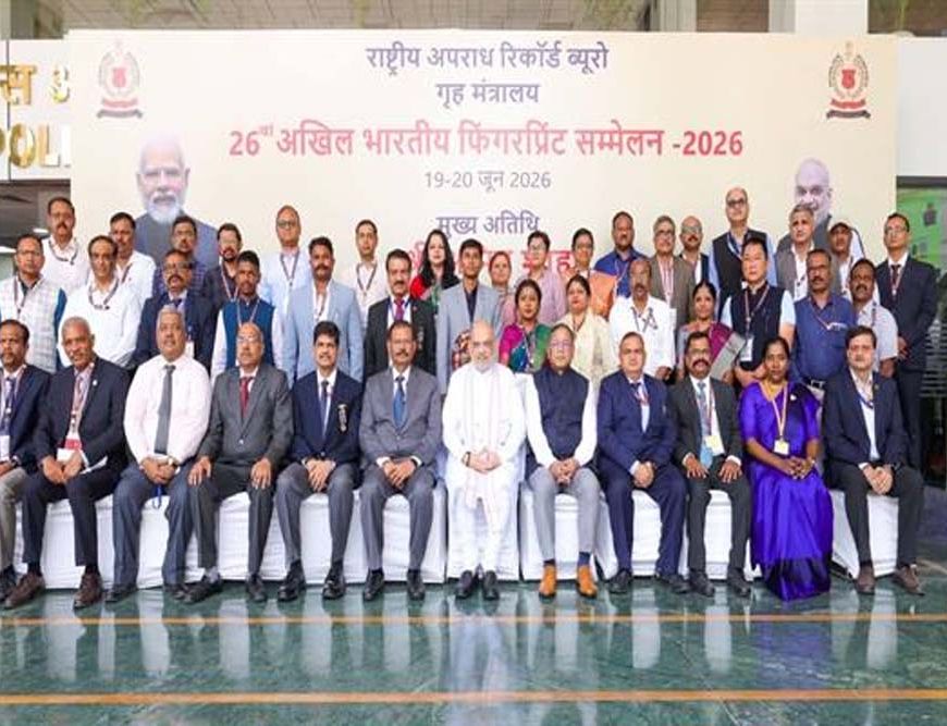 डीजीपी  कैलाश मकवाणा से राष्ट्रीय स्तर पर सम्मानित फिंगरप्रिंट विशेषज्ञ निरीक्षक योगेन्द्र साहू ने की सौजन्य भेंट