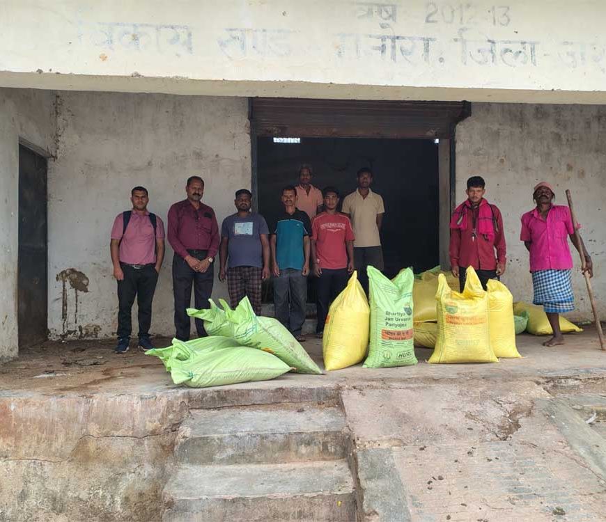 सरकार बनी किसानों की ताकत, जशपुर में रियायती दरों पर मिल रहे खाद-बीज