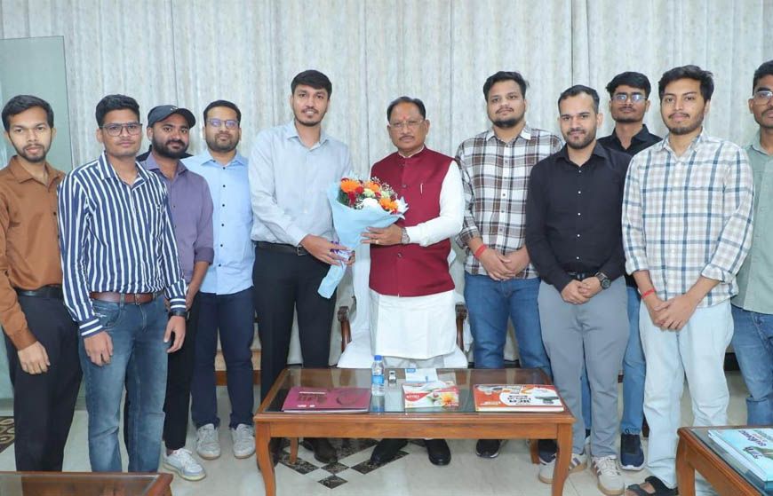 मुख्यमंत्री विष्णुदेव साय ने यूपीएससी प्रारंभिक परीक्षा में सफल ट्राइबल यूथ हॉस्टल के विद्यार्थियों से की मुलाकात
