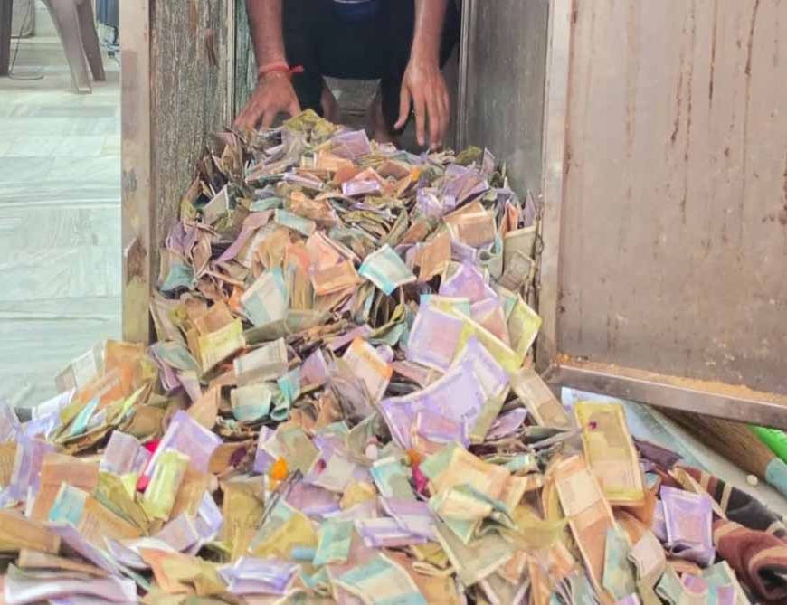 बाबा श्याम मंदिर के दानपात्रों से निकले करोड़ों रुपये, विदेशी करेंसी और आभूषण देखकर सभी हैरान