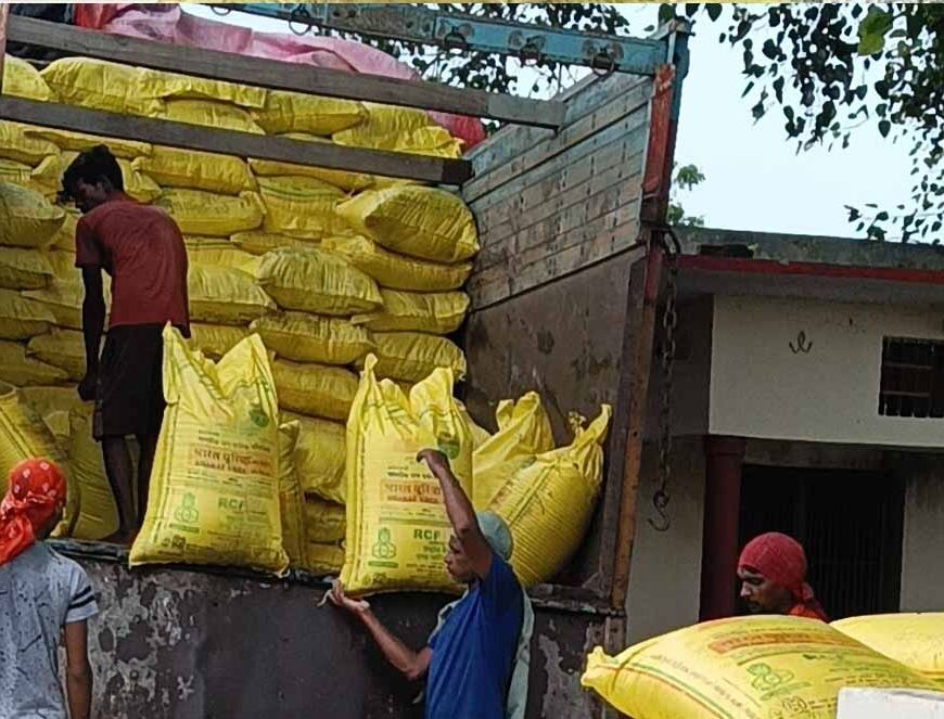 अवैध खाद से भरा मिनी ट्रक पकड़ा गया, पुलिस ने 3 लाख से ज्यादा का माल किया जब्त