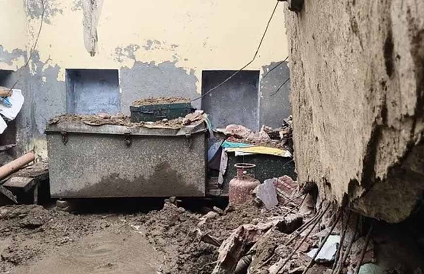 गुरदासपुर में आधी रात भरभराकर गिरी छत, बेटे ने 90 वर्षीय मां को बाहर निकालकर बचाई जान