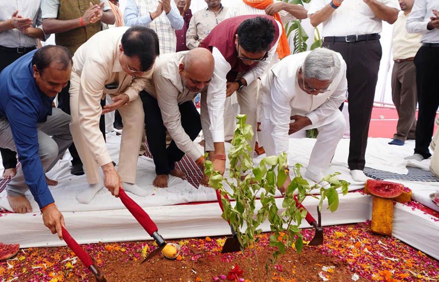 वाणिज्य एवं उद्योग मंत्री लखन लाल देवांगन तथा आवास एवं पर्यावरण मंत्री ओ.पी. चौधरी ने गारमेंट मैन्युफैक्चरिंग यूनिट का किया भूमिपूजन