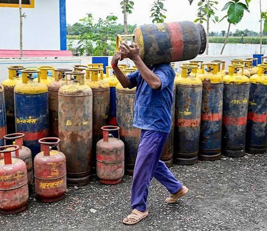कमर्शियल सिलिंडर पर केंद्र का बड़ा फैसला, गैर-घरेलू पैक्ड LPG से हटे सभी प्रतिबंध