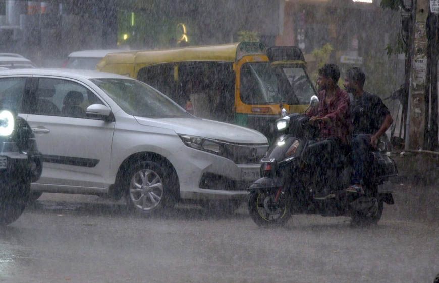 MP Weather Update: 15 जिलों में झमाझम बारिश, 2 दिन में भोपाल-उज्जैन पहुंचेगा मानसून; ग्वालियर-चंबल में इंतजार जारी