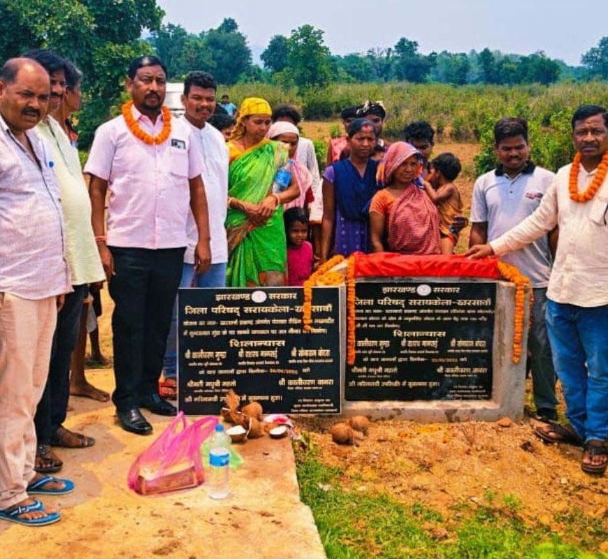 सरायकेला में 50 लाख की विकास योजनाओं का शिलान्यास, सड़क, जलमीनार और नाली निर्माण शुरू