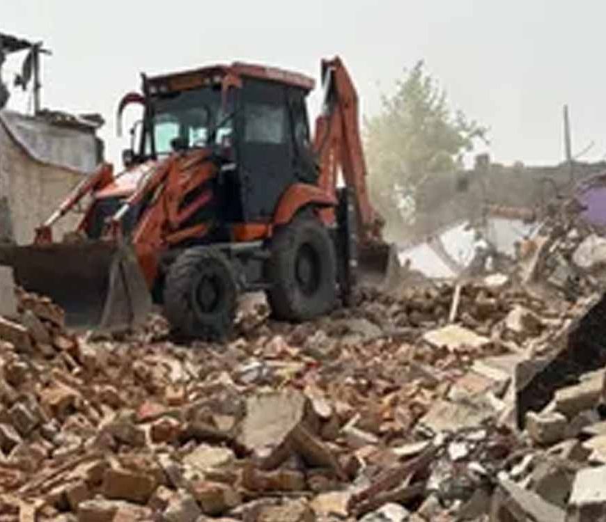 Hoshiarpur में ड्रग मनी के आरोपी दंपती पर बड़ा एक्शन, अवैध संपत्ति पर चला बुलडोजर