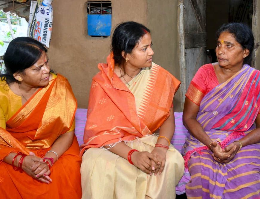 शहादत को नमन : मंत्री  लक्ष्मी राजवाड़े ने शहीद एएसआई रामू राम नाग के निवास पहुंचकर दी श्रद्धांजलि
