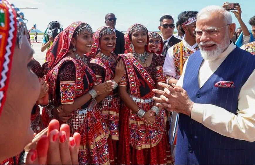 तीन दिवसीय दौरे पर सेशल्स पहुंचे PM मोदी, राष्ट्रपति पैट्रिक हर्मिनी ने किया भव्य स्वागत