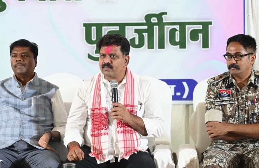 रायपुर : पुनर्वासित युवाओं से मिले उप मुख्यमंत्री विजय शर्मा और वन मंत्री केदार कश्यप