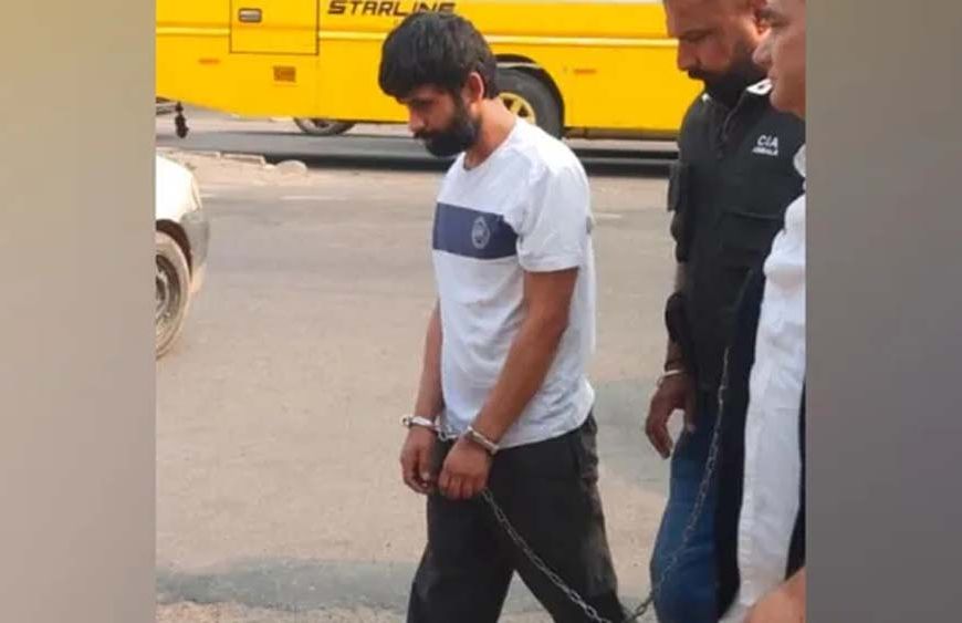 नारायणगढ़ में फायरिंग केस के आरोपी वेंकट गर्ग को पुलिस ने बाजार में घुमाकर की पूछताछ