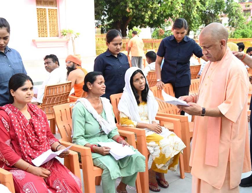 जरूरतमंदों के इलाज और मकान की व्यवस्था कराएगी सरकार: सीएम योगी