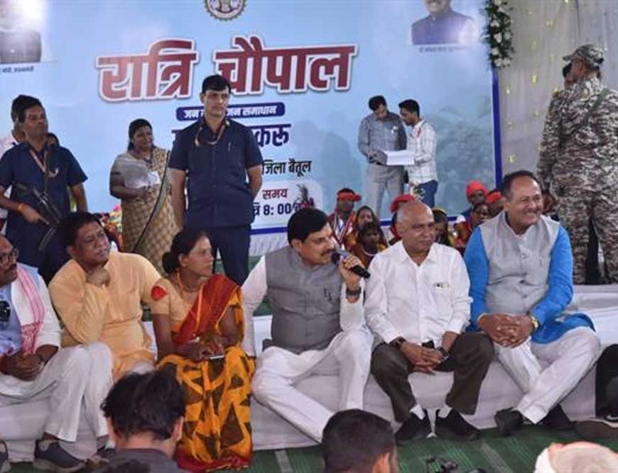मुख्यमंत्री डॉ. यादव ने हिल स्टेशन कुकरू में लगाई रात्रि चौपाल, ग्रामीणों से किया आत्मीय संवाद