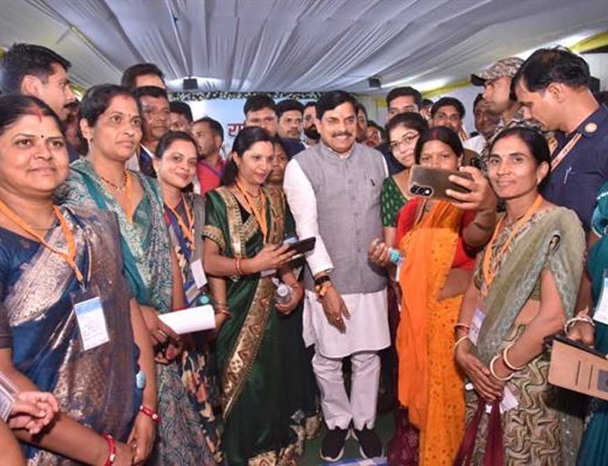 मुख्यमंत्री डॉ. यादव ने कुकरू में कृष्णा आजीविका स्व-सहायता समूह की महिलाओं से किया आत्मीय संवाद