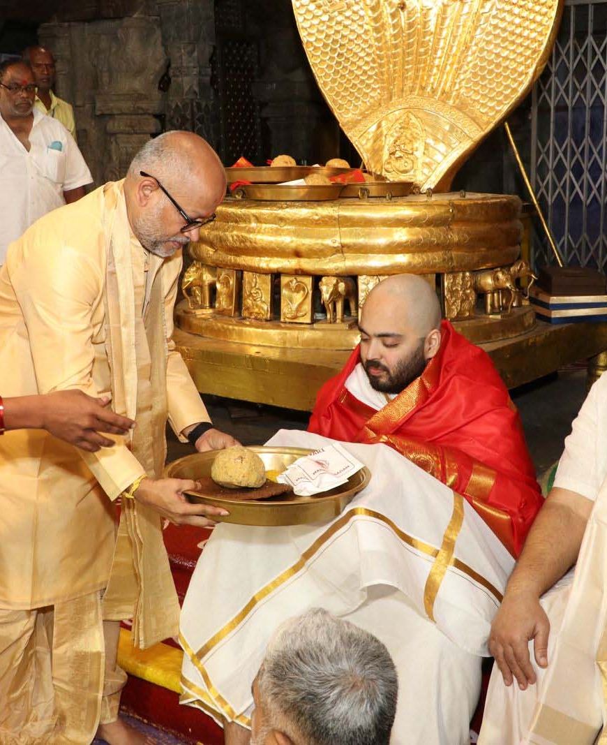 तिरुपति बालाजी दर्शन: अनंत अंबानी ने मुंडन कर भगवान के चरणों में अर्पित किए बाल