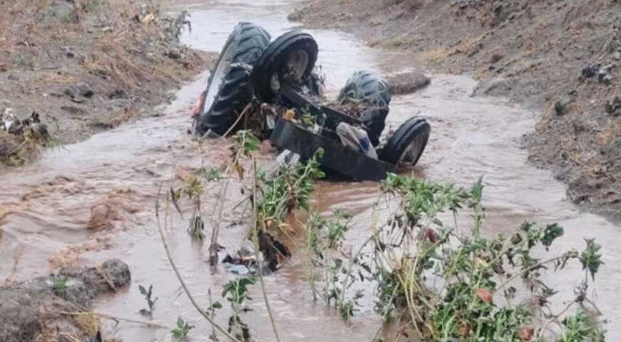 उफनते पहाड़ी नाले में बहा ट्रैक्टर, बड़वानी में चालक लापता, तलाश जारी