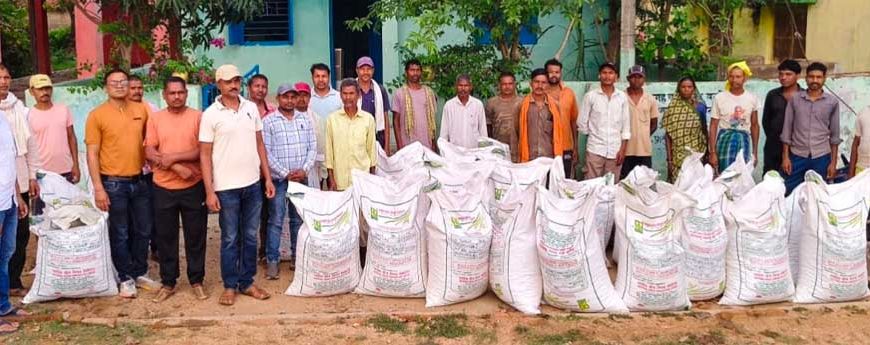 तिलहन उत्पादन बढ़ाने की दिशा में सशक्त पहल, कोटमीकला के किसानों को मिला उन्नत मूंगफली बीज
