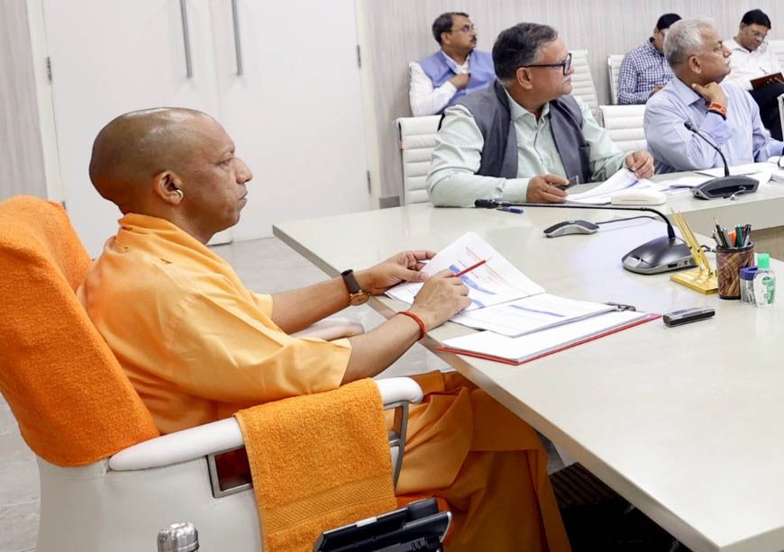 फायर एनओसी की वैधता समाप्त होने से पहले ही जारी करें नोटिस, जनसुरक्षा से कोई समझौता नहीं : मुख्यमंत्री योगी आदित्यनाथ
