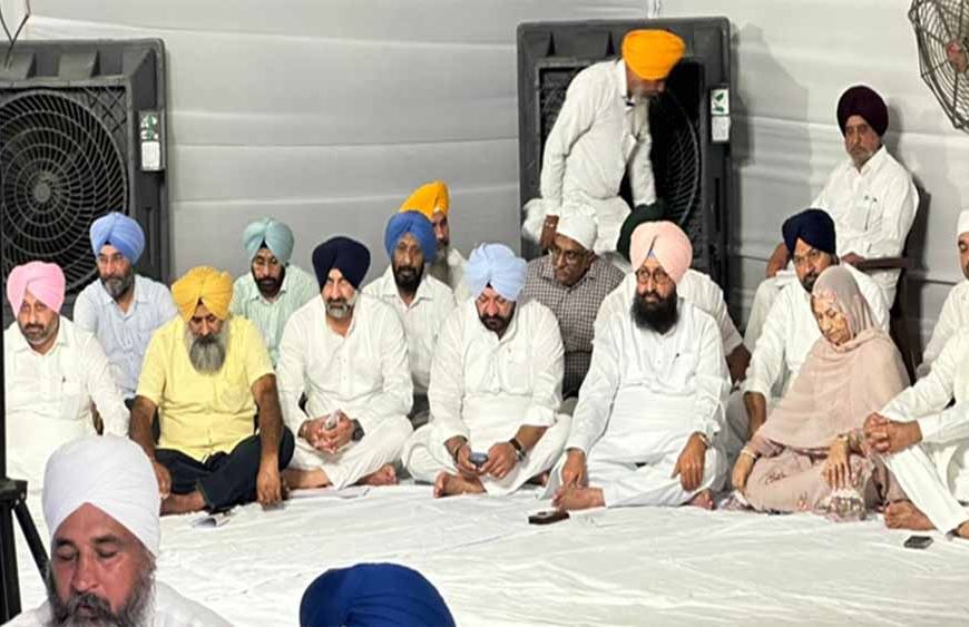 बेअदबी कानून पर अकाल तख्त पहुंचे पंजाब के मंत्री-विधायक, नंगे पैर पहुंचकर रखा सरकार का पक्ष