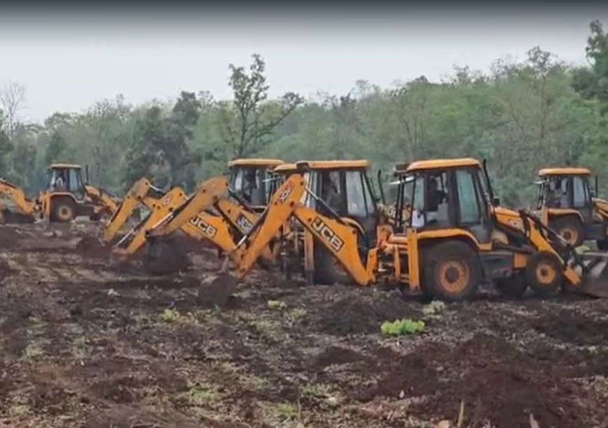 खंडवा में 200 एकड़ जंगल से हटाया अतिक्रमण, 30 JCB और 600 कर्मचारियों की बड़ी कार्रवाई
