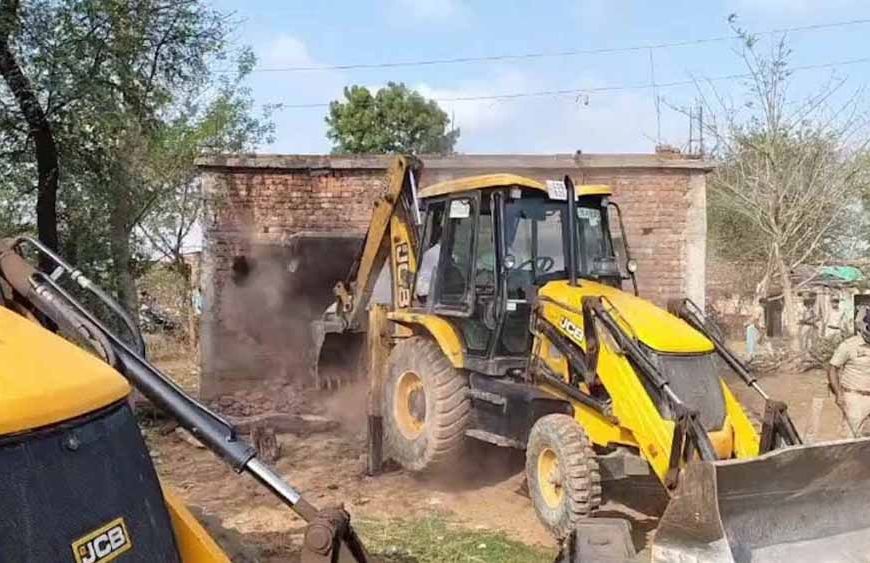 रायपुर में पुलिस सुरक्षा के बीच प्रशासन की बेदखली कार्रवाई, ग्रामीणों ने किया विरोध प्रदर्शन
