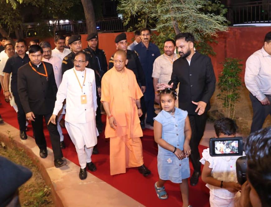 मुरादाबाद में दिखा सीएम योगी का वात्सल्य: दो अनजान बच्चियों के हाथों कराया 'श्री राम वाटिका' का लोकार्पण