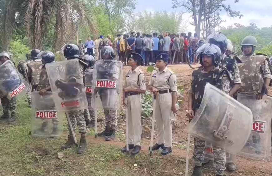 नारायणपुर में धर्मांतरित परिवारों को गांव छोड़ने का फरमान, घरों से बाहर फेंका सामान