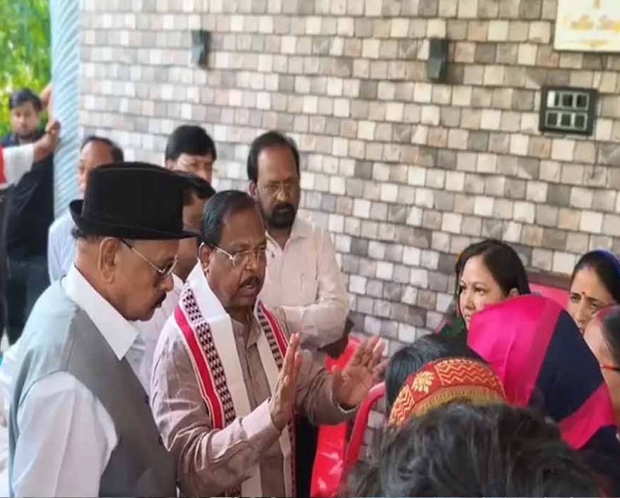 नौगई ट्रिपल मर्डर पीड़ितों से मिले विक्रमादित्य, आरोपियों के एनकाउंटर और संपत्ति कुर्की की मांग