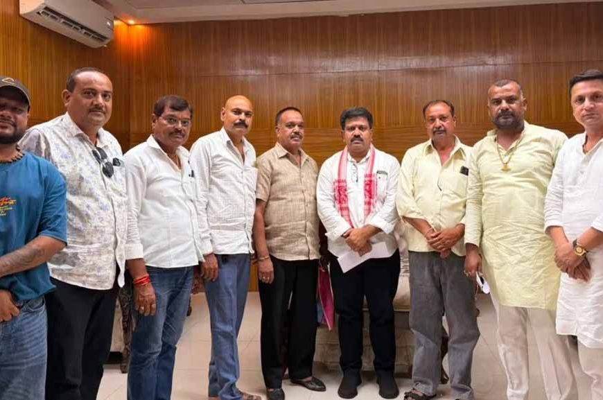 CEO के तबादले की मांग पर अड़े सरपंच, सामूहिक इस्तीफे की दी चेतावनी
