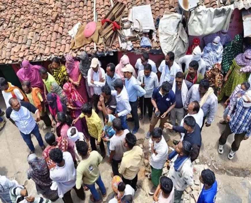 धमतरी में 50 से ज्यादा अवैध घरों को नोटिस, भड़के ग्रामीणों ने राजस्व टीम को घेरा