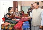 रायपुर : करघे से कमाई तक: धमतरी के ग्राम नारी की बुनकर महिलाओं ने लिखी आत्मनिर्भरता की नई इबारत