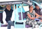 महिलाएं हो रही हैं सशक्त एवं सक्षम ई-रिक्शा में बैठकर स्पीकर हाउस के लिए रवाना हुए विधानसभा अध्यक्ष डॉ. रमन सिंह