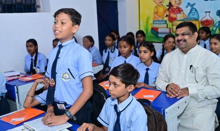 रायपुर : शाला प्रवेशोत्सव: शिक्षा मंत्री गजेन्द्र यादव ने बच्चों संग बैठकर सिखाया पहाड़ा, स्मार्ट क्लास का किया लोकार्पण