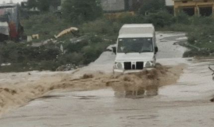 पंजाब के 3 जिलों में मूसलाधार बारिश, सड़कों पर 4 फीट पानी; स्कूल खुलते ही जनजीवन प्रभावित