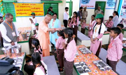 मुख्यमंत्री ने अपने हाथों से बच्चों को परोसा भोजन