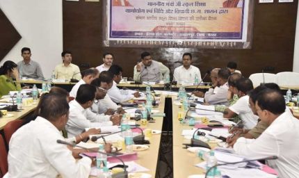 शिक्षा मंत्री गजेंद्र यादव ने बस्तर संभाग की शिक्षा व्यवस्था की समीक्षा की