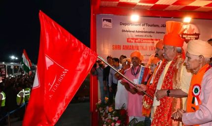 Amarnath Yatra 2026: 'बम बम भोले' के जयघोष के बीच पहला जत्था रवाना, एलजी मनोज सिन्हा ने दिखाई हरी झंडी