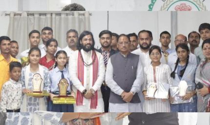 रायपुर : मुख्यमंत्री विष्णुदेव साय ने मेधावी विद्यार्थियों का किया सम्मान